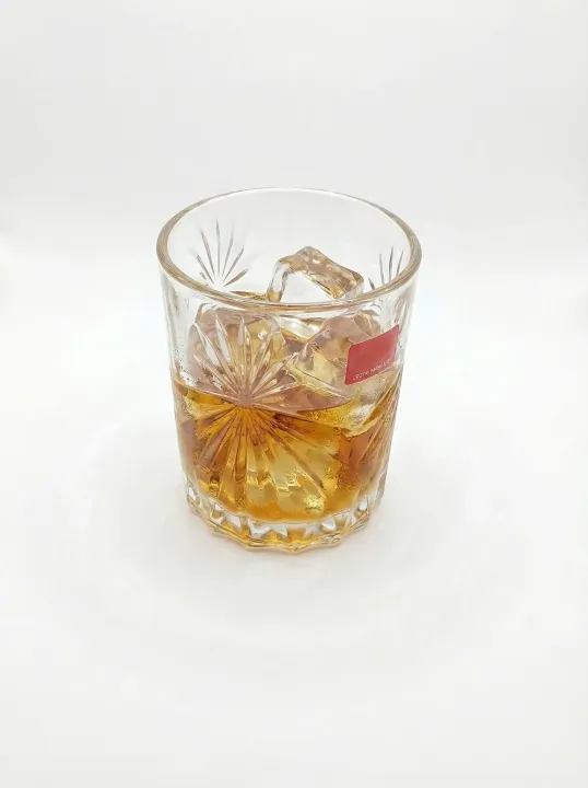 Classic%20Diamond-Cut%20Whiskey%20Glass%20%E2%80%93%20Premium%20Clear%20Glass%20Tumbler%20-%20Image%204