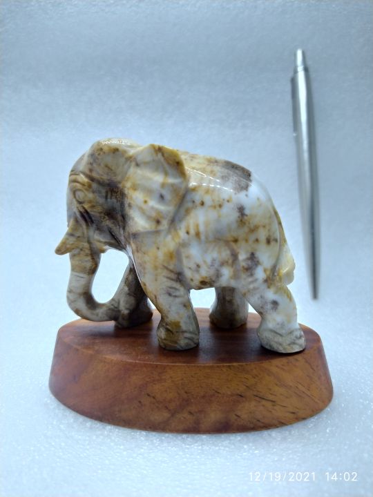 Fossilized wood elephant 3 inches size.  အင်ကြင်းကျောက် ဆင် ၃ လက်မ အရွယ်
