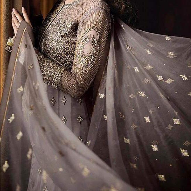 Exquisite%20Traditional%20Indian%20Dress:%20A%20Timeless%20Fusion%20of%20Cultural%20Elegance%20and%20Modern%20Style,%20Celebrating%20Rich%20Heritage%20-%20Image%204