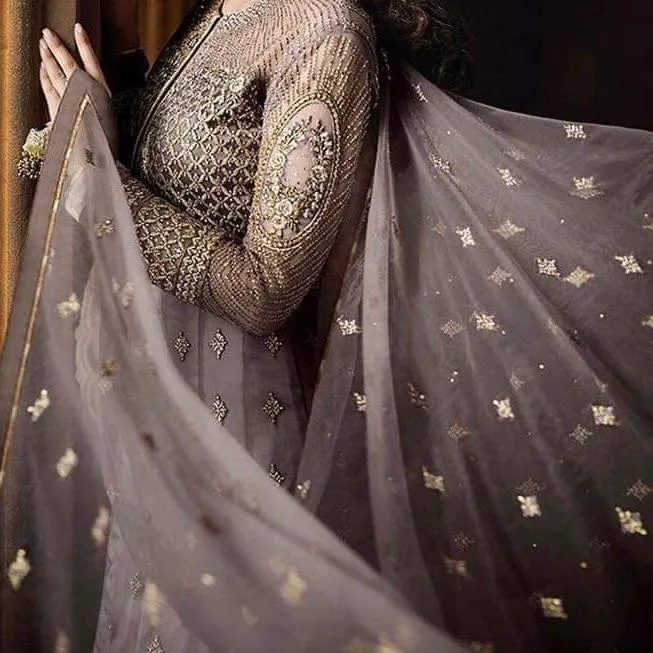 Exquisite%20Traditional%20Indian%20Dress:%20A%20Timeless%20Fusion%20of%20Cultural%20Elegance%20and%20Modern%20Style,%20Celebrating%20Rich%20Heritage%20-%20Image%204