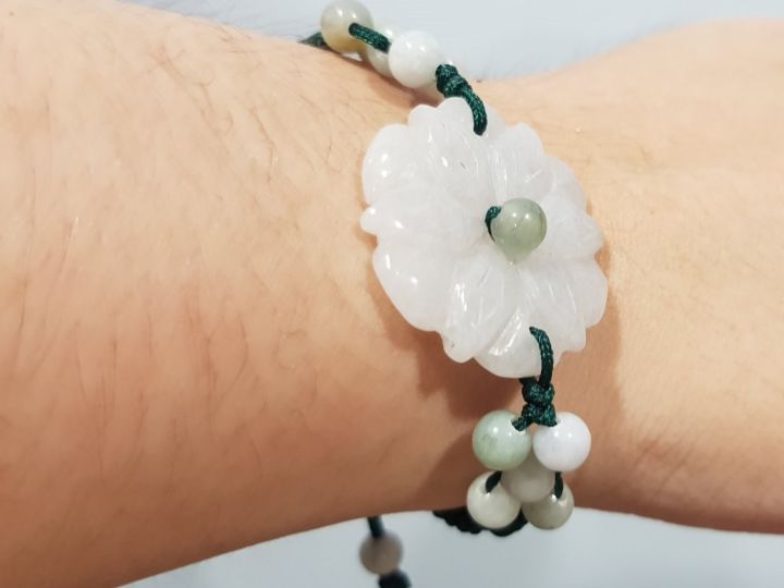 Flower jade bracelet, ကျောက်စိမ်း ပန်းပွင့်လက်ပတ်