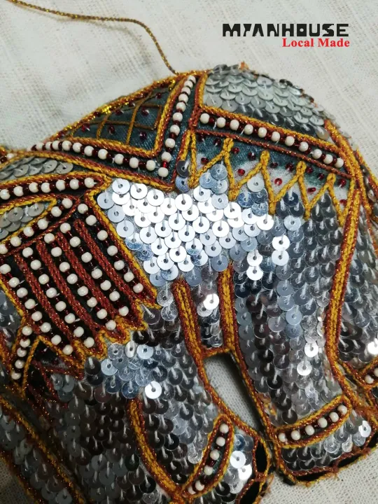 %E1%80%86%E1%80%84%E1%80%BA%E1%80%9B%E1%80%AF%E1%80%95%E1%80%BA%E1%80%80%E1%80%BC%E1%80%AD%E1%80%AF%E1%80%B8%E1%80%90%E1%80%95%E1%80%BA%E1%80%A1%E1%80%9C%E1%80%BE%E1%80%86%E1%80%84%E1%80%BA%E1%80%81%E1%80%BB%E1%80%AD%E1%80%90%E1%80%BA%20(Gold%20Embroidery%20Hanging%20Ornament)%20(L-7"xW-6.5")%20-%20Image%204