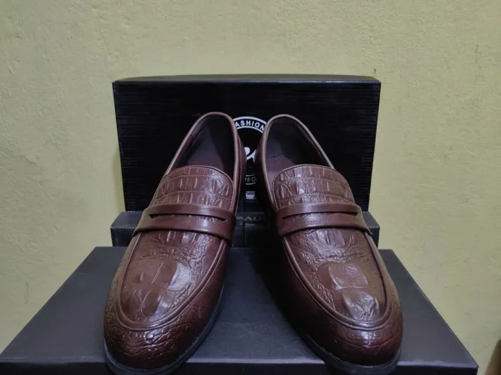 Cele%20Brown%20Leather%20Solid%20Slip%20On%20Shoes%20For%20Men%20-%20Image%203