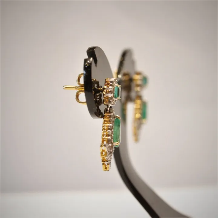 Diamond%20Earing%20with%20Emerald%20-%20Image%205
