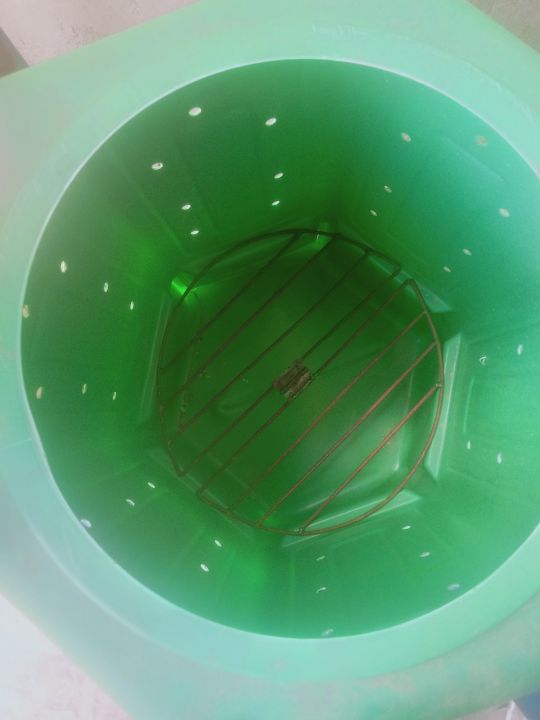 Plastic%20Compost%20Bin%20For%20Composting%20Organic%20Waste%20With%20Lid%20-%20Image%205