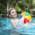 Globo iatable playing in the pool, beach ball birthday party, summer water toy for over 3 years. 