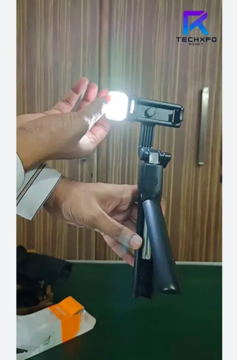 R1S/R1%20Bluetooth%20Extendable%20selfie%20stick%20with%20LED%20lights%20wireless%20Remote%20And%20Tripad%20Stand%20-%20Image%205