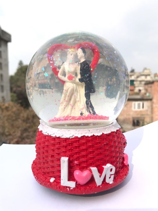 Red%20Colored%20Bride%20And%20Groom%20Love%20Couple%20Design%20Water%20Globe/Showpiece/Water%20Ball/Glitter%20For%20Valentine%20-%20Image%202