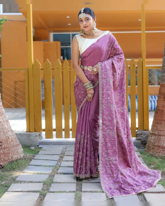 Elegant%20Pure%20Soft%20Silk%20Saree%20with%20Floral%20Thread%20Handwork%20&%20Designer%20Cutwork%20Border%20By%20Sapnaaz%20Fashion%20-%20Image%206
