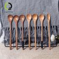 Stir the juice with a high temperature resistant Quorrae wooden spoon and honey spoon. 