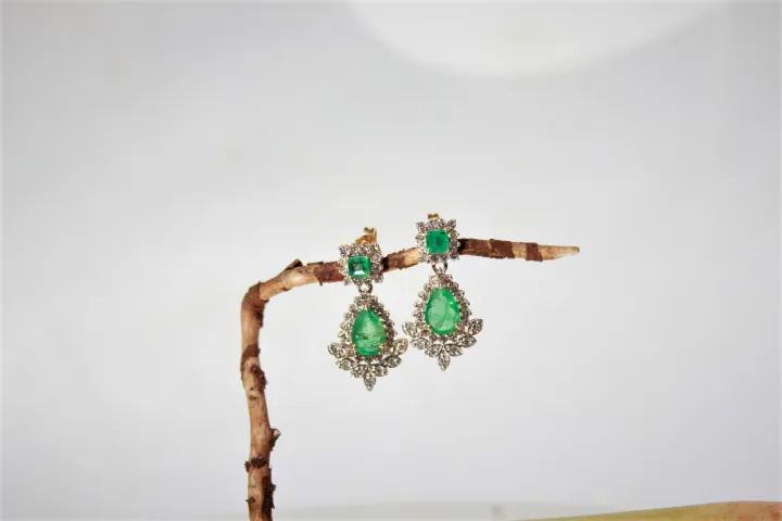 Diamond%20Earing%20with%20Emerald%20-%20Image%202