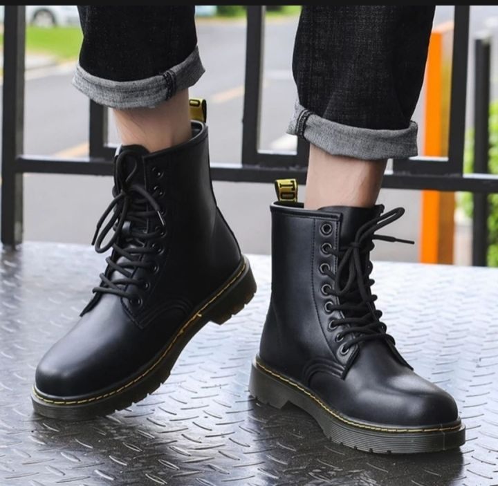 Black%20Leather%20Classic%20Martin%20Boots%20For%20Men%20-%20Image%202