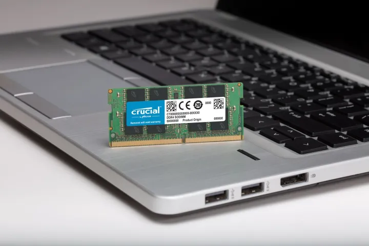 Crucial%208GB%20DDR4-3200MHz%20UDIMM%20Desktop%20RAM%20-%20Image%203