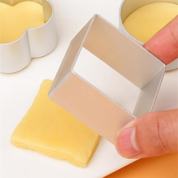 Non-stick%20surface%20-shaped%20cookie%20cutter%20Cute%20Durable%20Assorted%20shapes%20and%20sizes%20Biscuit%20mold%20Easy%20to%20clean%20Aluminium%20alloy%20Pastry%20cookies%20cutter%20for%20Baking%20enthusiasts%20Home%20baking%20Christmas%20cookies%20-%20Image%203