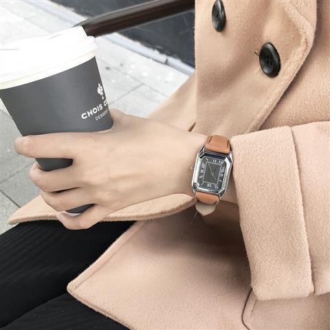 Rectangular%20Watch%20for%20Women%20with%20Leather%20Strap,%20Simple%20Retro%20Artistic%20Casual%20Style%20for%20Men%20and%20Couples%20-%20Image%209