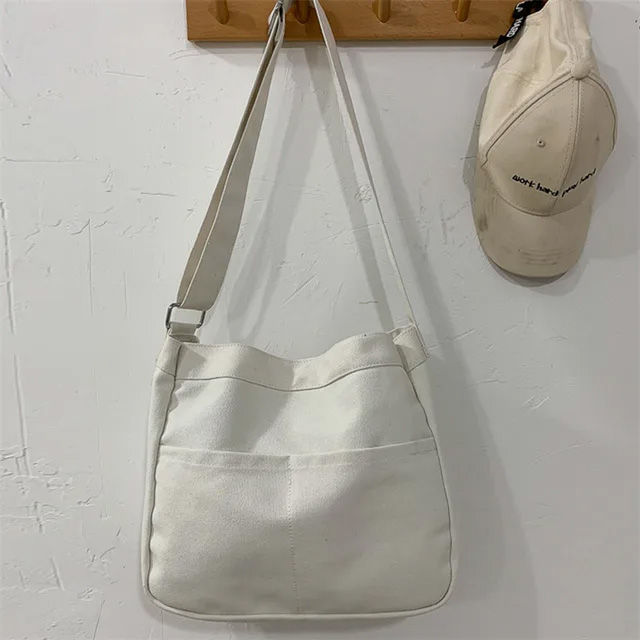 Plain%20Hobo%20Bag%20for%20Women%20-%20Off%20White%20and%20Black%20%7C%20Cotton%20Canvas%20Hobo%20Bag%20With%20Zipper%20and%20Adjustable%20Straps%20For%20Women%20-%20Image%203