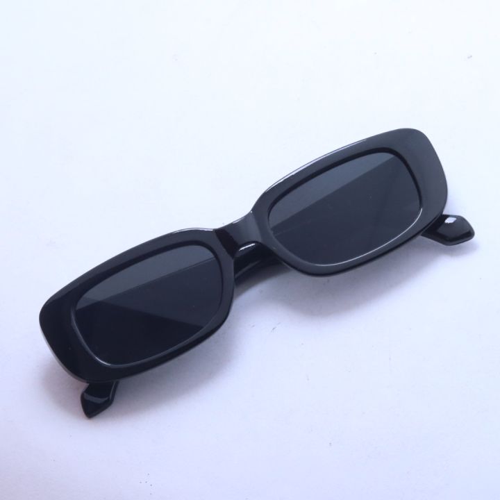 Black%20Frame%20Fashionable%20Sunglasses%20For%20Women%20-%20Image%203