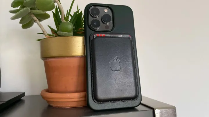 iPhone%20Magnetic%20Leather%20Wallet%20with%20MagSafe%20And%20Notification%20Super%20Fine%20Quality%20-%20Image%206