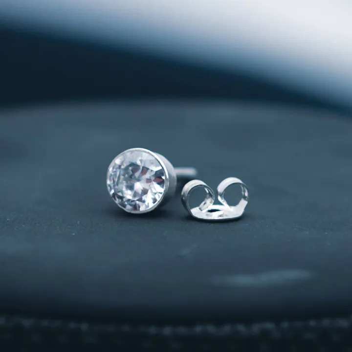 1%20Piece%20Shining%20Pure%20Silver%20Stud%20Earrings%20for%20Men,%20Boys,%20Women,%20and%20Girls%20with%20Clear%20Round%20Stone,%20Timeless%20and%20Elegant%20Design%20-%20Image%202