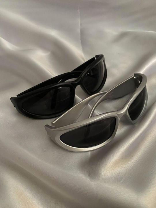 Silver%20Unisex%20Y2K%20Sunglasses%20For%20Men%20And%20Women%20-%20Image%202