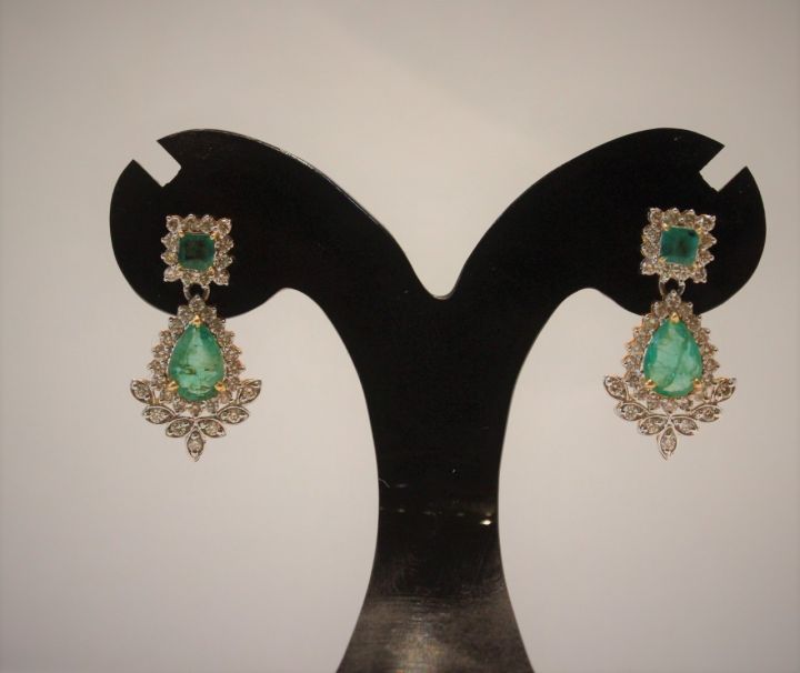 Diamond%20Earing%20with%20Emerald%20-%20Image%203