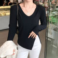 Women's new t-shirt spring top tide 2022 design sense niche V-neck long sleeve slit irregular base shirt. 