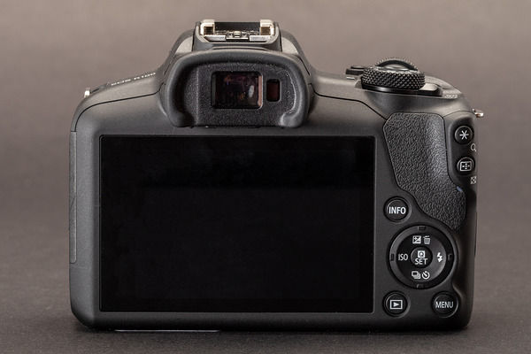 Canon%20Mirrorless%20Camera%20EOS%20R100%20(RF-S18-45mm%20f/4.5-6.3%20IS%20STM)%20-%20Image%203
