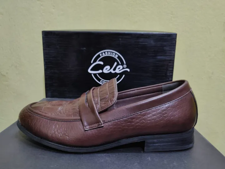 Cele%20Brown%20Leather%20Solid%20Slip%20On%20Shoes%20For%20Men%20-%20Image%204