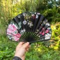 Portable Retro Japanese Shell Folding Fan Flower Pattern Shell Shape Chinese Style Fan Wooden Handle Delicate Handheld Fan Photo Props. 