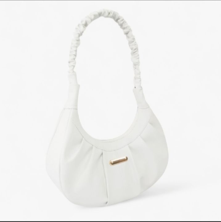 Moon%20Bag/Elegant%20Black%20Shoulder%20Bag%20with%20Golden%20Accents%20-%20Image%207