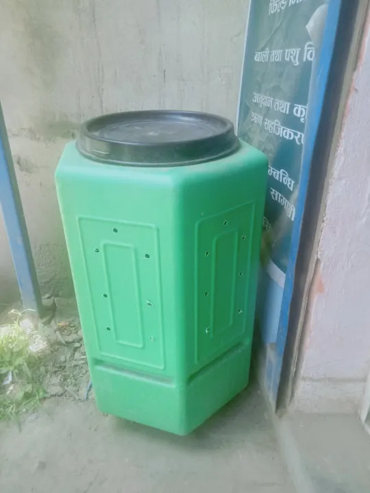 Plastic%20Compost%20Bin%20For%20Composting%20Organic%20Waste%20With%20Lid%20-%20Image%204