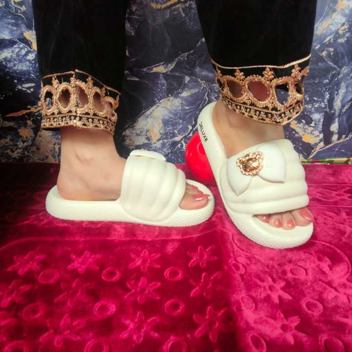 Trendy%20Deluxe%20chappal%20for%20Females,%20Latest%20design%20slippers%20for%20Women,%20Low%20price%20ladies%20chappal%20of%20Deluxe%20Shoes%20-%20Image%207