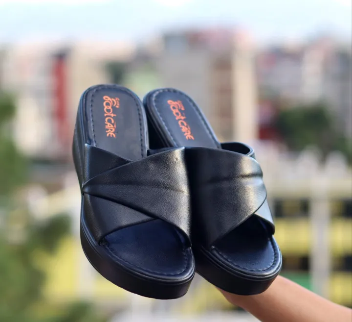 Luxurious%20Thick%20Soled%20Slippers%20For%20Women%202024%20Summer%20New%20Minimalist%20Temperament%20Slope%20Heel%20Casual%20Sandals%20Versatile%20Outdoor%20-%20Image%203