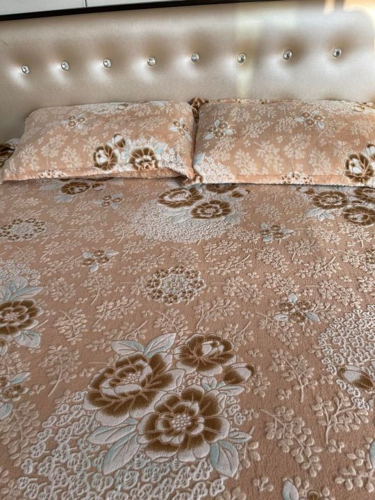 Warm%20Velvet%20Kings%20Size%20Bed%20sheet%20-%20Image%204