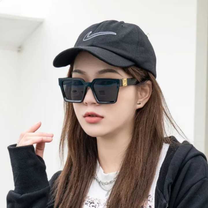 Square%20Full%20Black%20Sunglasses%20for%20Women%20-%20Korean%20Style%20Eyewear%20with%20CR-39%20Lenses%20-%20Women's%20Black%20Sunglasses%20-%20Image%204