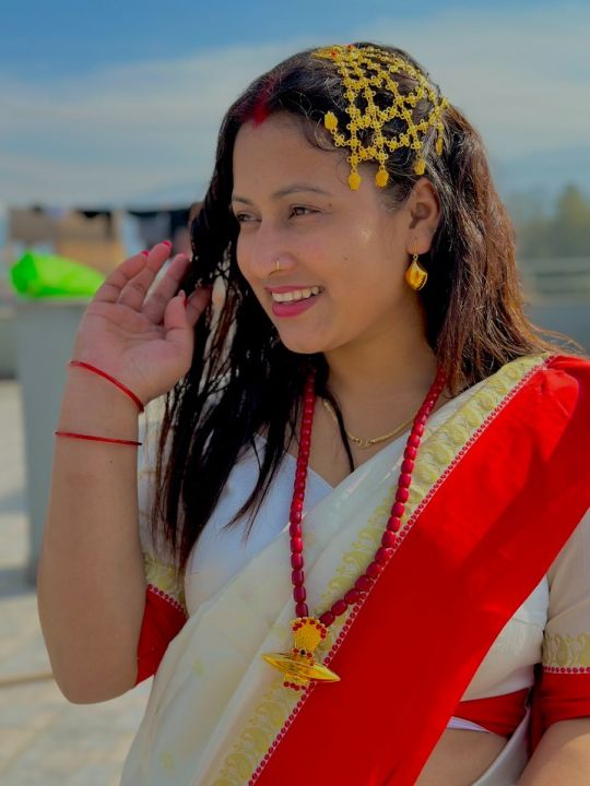 Gold%20Plated%20Panchadhatu%20Traditional%20Newari%20Jewelry%20Set%20(Nyapu%20Sikha%20-%201,%20Red%20Beaded%20Mala%20With%20Taayou%20-%201%20and%20Makasi%20-%202%20pieces)%20For%20Women%20-%20Image%202