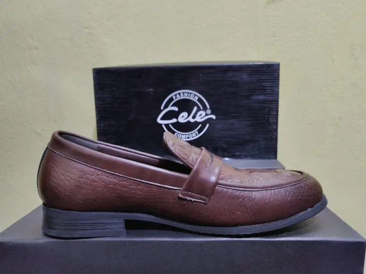 Cele%20Brown%20Leather%20Solid%20Slip%20On%20Shoes%20For%20Men%20-%20Image%205