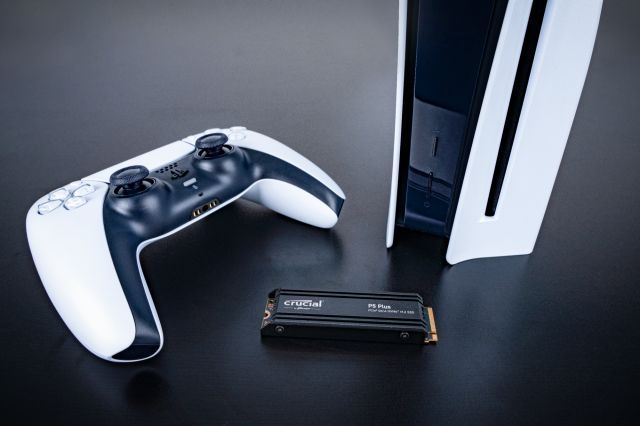 Crucial%20P5%20Plus%201TB%20Gen4%20NVMe%20M.2%20SSD%20with%20Heatsink%20-%20Image%204