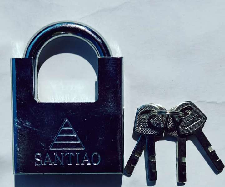 Double%20Locking%20Padlock%2070mm%20With%204%20Keys%20-%20Image%203