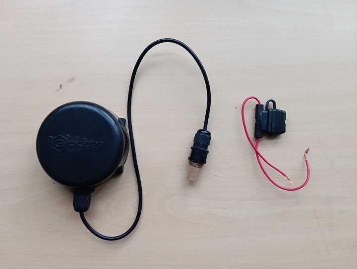 Geomate%20Temperature%20And%20Humidity%20Sensor%20To%20Measure%20Temperature%20of%20Engine%20Oil%20&%20Cabin%20-%20Image%203