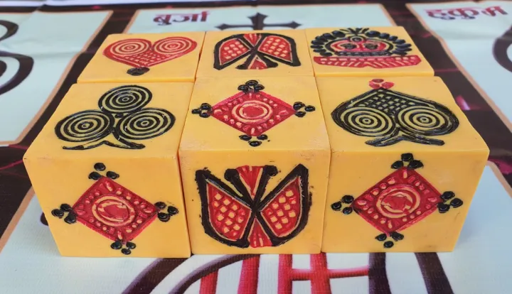 Langur%20Burja%20Traditional%20Dice%20Game%20(Jhandi%20Mukut%20Munda)%20No.%2024%20(80mm/%203%20Inch%20Dice)%20By%20Mitrata%20Stationery%20-%20Image%204