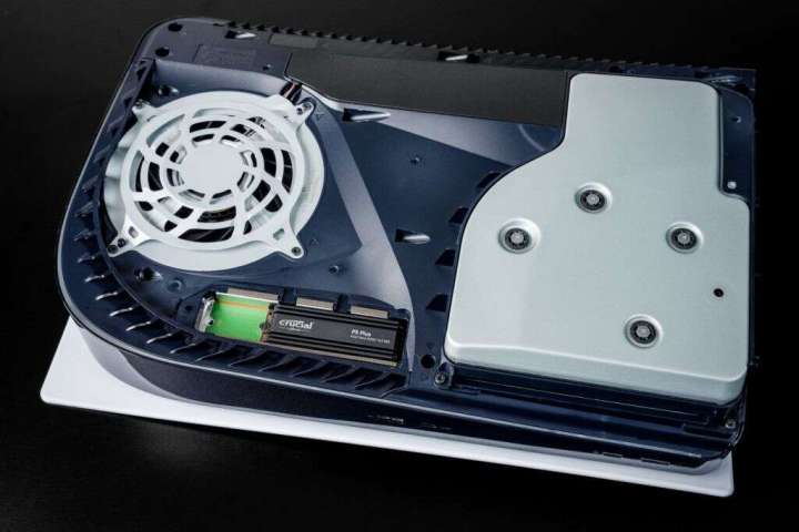 Crucial%20P5%20Plus%201TB%20Gen4%20NVMe%20M.2%20SSD%20with%20Heatsink%20-%20Image%205