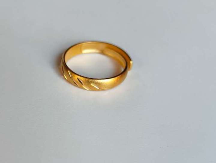 Adjustable%20Size%202%20Gram%2024K%20Gold%20Plated%20Plane%20Berwa%20Ring%20For%20Unisex%20(Looks%20Like%20Original%20Gold%20Others%20cannot%20distinguish%20that%20it%20is%20fake%20-%20%E0%A4%AC%E0%A4%BF%E0%A4%B9%E0%A5%87%20%E0%A4%AA%E0%A4%BE%E0%A4%B0%E0%A5%8D%E0%A4%9F%E0%A5%80%20%E0%A4%86%E0%A4%A6%E0%A5%80%20%E0%A4%95%E0%A4%BE%E0%A4%B0%E0%A5%8D%E0%A4%AF%E0%A4%95%E0%A5%8D%E0%A4%B0%E0%A4%AE%20%E0%A4%AE%E0%A4%BE%20%E0%A4%A8%E0%A4%BF%E0%A4%B0%E0%A5%8D%E0%A4%A7%E0%A4%95%E0%A5%8D%E0%A4%95%20%E0%A4%B2%E0%A4%97%E0%A4%BE%E0%A4%89%E0%A4%A8%E0%A5%81%E0%A4%B9%E0%A5%8B%E0%A4%B8%20%E0%A4%85%E0%A4%B0%E0%A5%81%E0%A4%B2%E0%A5%87%20%E0%A4%A8%E0%A4%95%E0%A5%8D%E0%A4%95%E0%A4%B2%E0%A5%80%20%E0%A4%B9%E0%A5%8B%20%E0%A4%AD%E0%A4%A8%E0%A5%87%E0%A4%B0%20%E0%A4%9B%E0%A5%81%E0%A4%9F%E0%A5%8D%E0%A4%AF%E0%A4%BE%E0%A4%89%E0%A4%A8%20%E0%A4%B8%E0%A4%95%E0%A5%8D%E0%A4%A6%E0%A5%88%E0%A4%A8%20)%20-%20Image%202