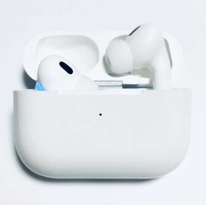 True%20Wireless%20Bluetooth%20Earbuds%20Black%20Edition%20-%20Image%204