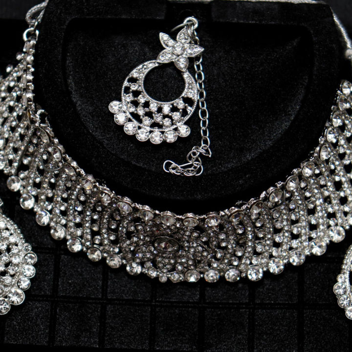 White%20Gold%20Plated%20AD%20Setting%20Floral%20Upper%20Hole%20Choker%20Set%20With%20Earring%20&%20Bindi%20-%20Image%203