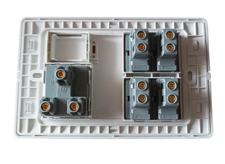 4%20Gang%20Switch%20With%20Socket%20+%20Indicator%20Premium%20Switches%20-%20Image%202