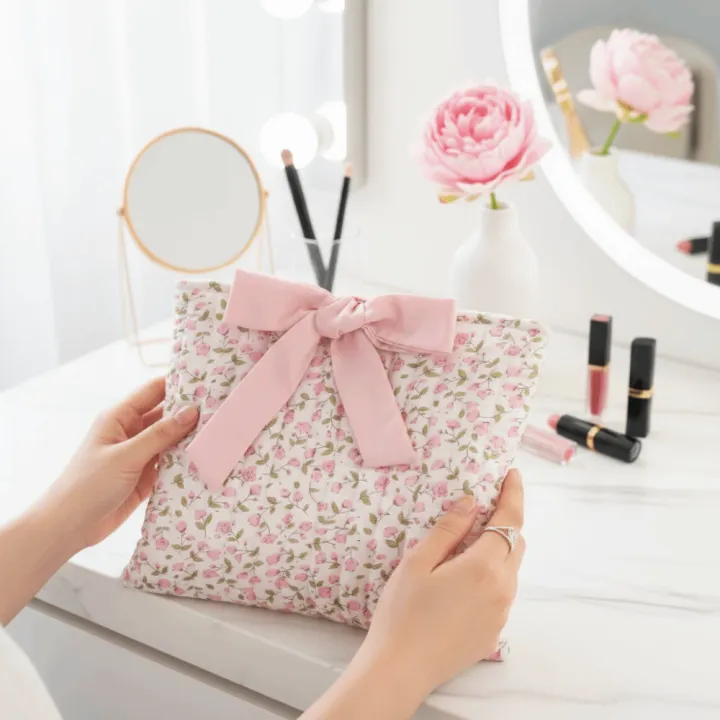 Cute%20Portable%20Floral%20Book%20Storage%20Bag%20Lightweight%20Large%20Capacity%20Cosmetic%20Organizer%20Bow%20Tie%20Quilted%20Design%20Makeup%20Bag%20Makeup%20Organization%20-%20Image%205