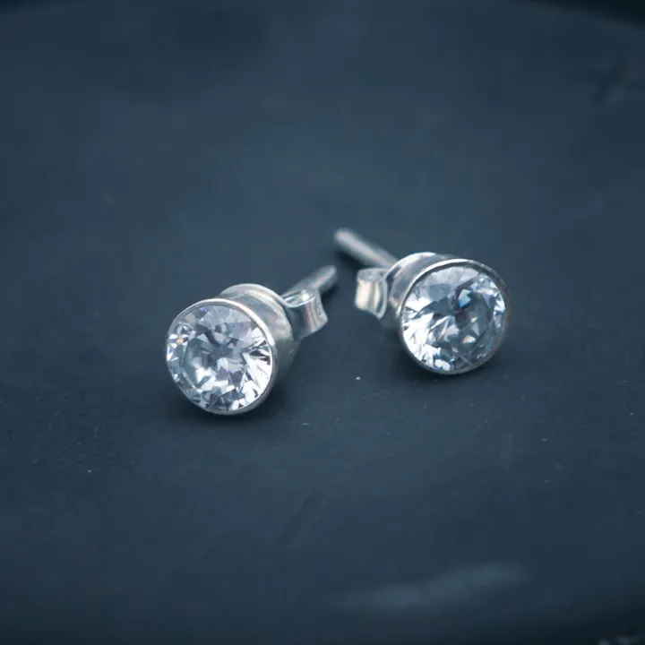 1%20Piece%20Shining%20Pure%20Silver%20Stud%20Earrings%20for%20Men,%20Boys,%20Women,%20and%20Girls%20with%20Clear%20Round%20Stone,%20Timeless%20and%20Elegant%20Design%20-%20Image%204