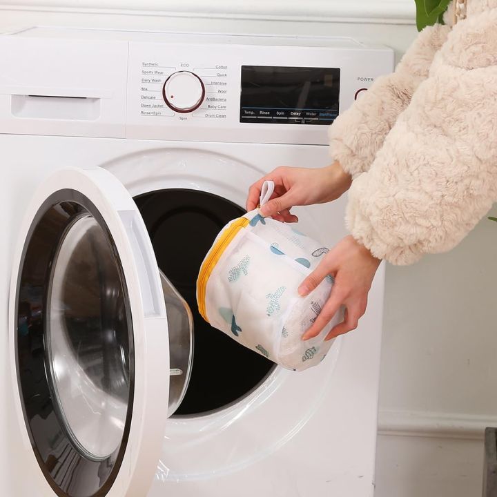 Set%20of%205%20%20Mesh%20Laundry%20Bags%20%7C%20Safeguarding%20Delicate%20Fabrics%20in%20Your%20Washing%20Machine%20%7Cwith%20Zip%20Lock%20for%20Delicate%20Clothes,%20Stockings,%20Underwear,%20Bras%20&%20Lingerie%20-%20Image%204