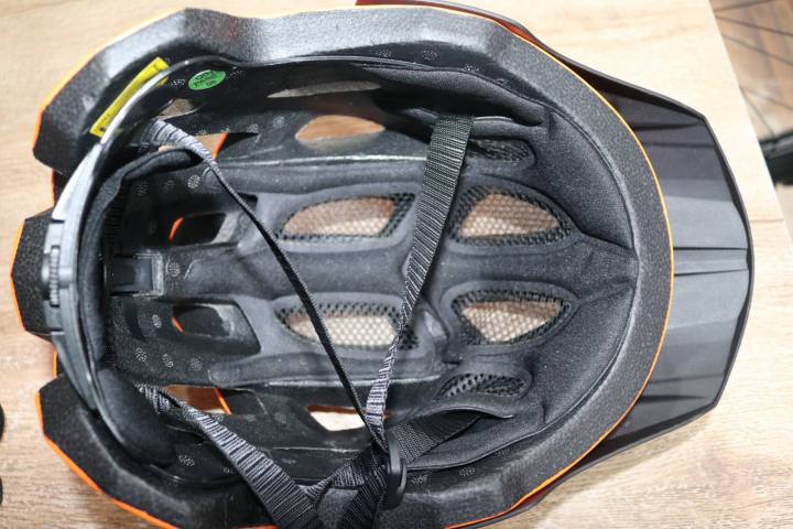 Trinx%20Helmet%20MTB%20for%20Cycling%20Enduro%20and%20City%20Rides%20Safety%20Helmet%20with%20Back%20Led%20Rechargeable%20-%20Image%207